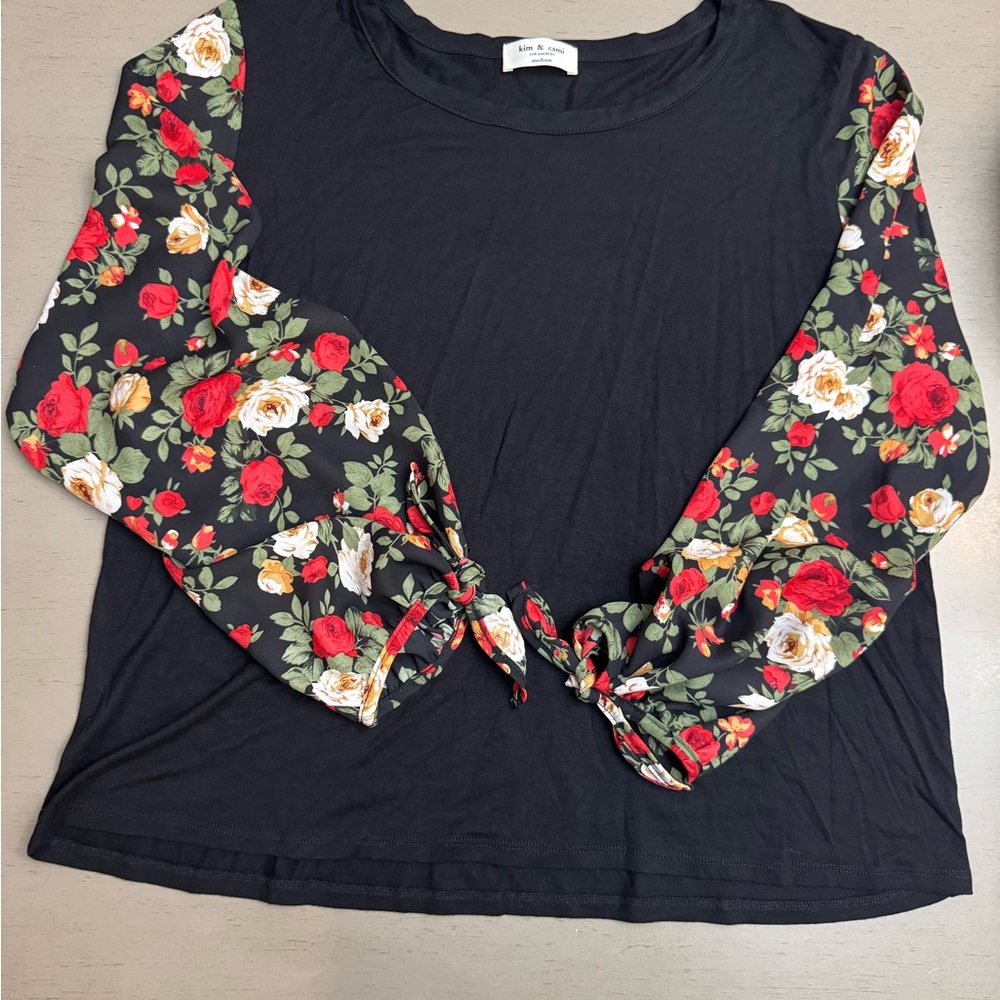 Kim and Cami Woman’s Floral semi sheer Sleeve Black Top size medium EUC